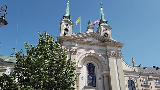 教堂屋顶上挂着油画旗帜视频的预览图