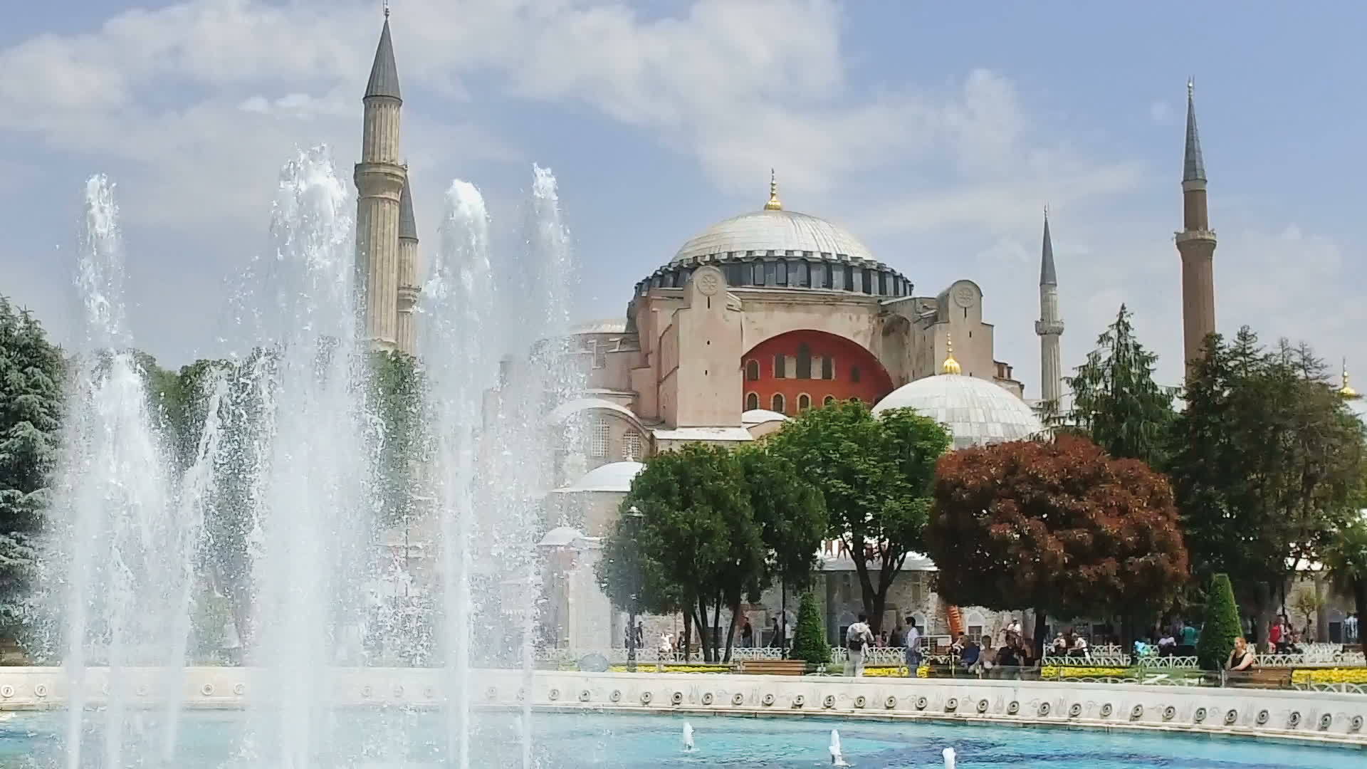 前东正教圣索非亚大教堂的蓝天喷泉慢动作背景视频的预览图