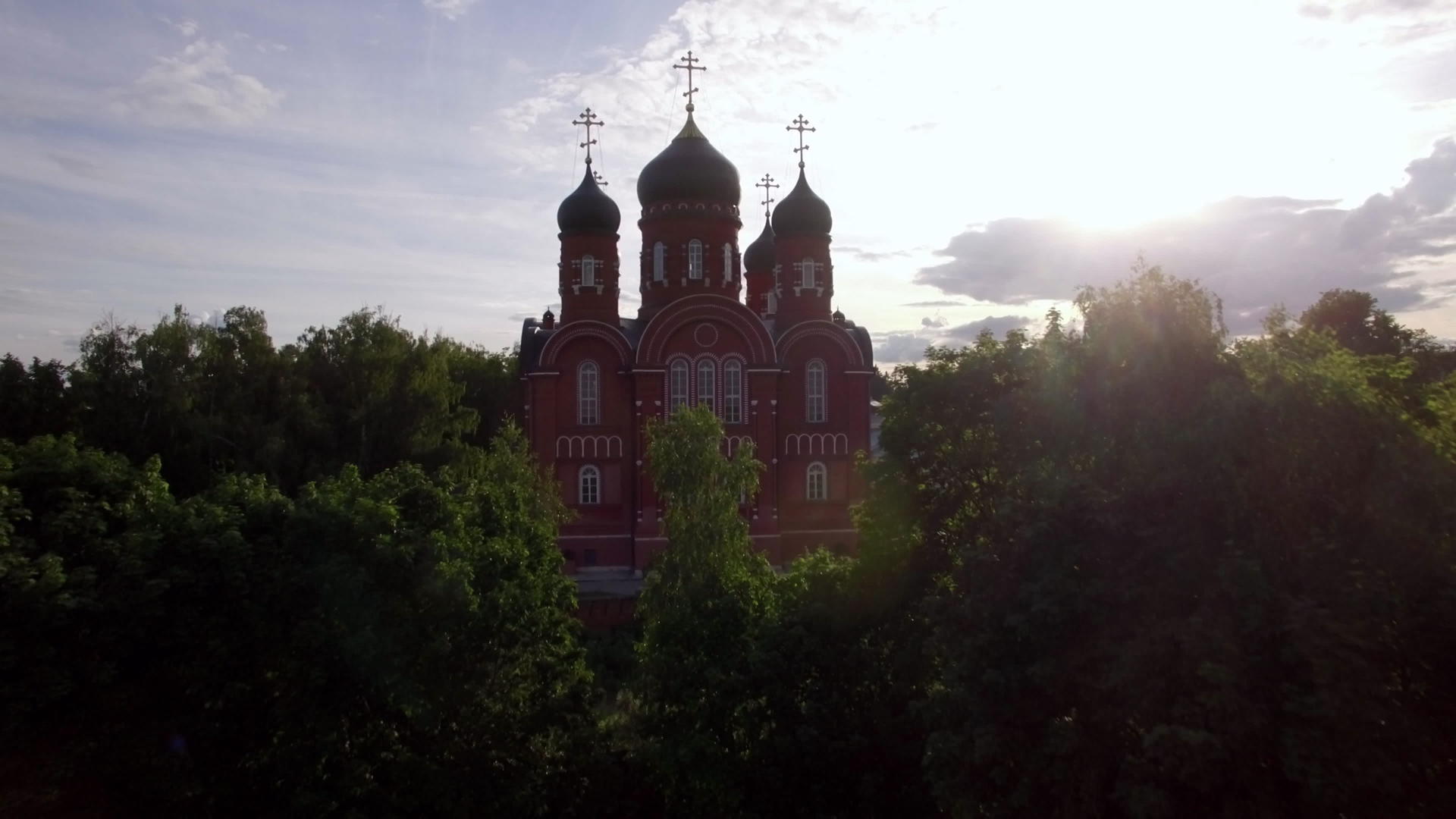 天顶大教堂和圣十字修道院位于俄罗斯绿地视频的预览图