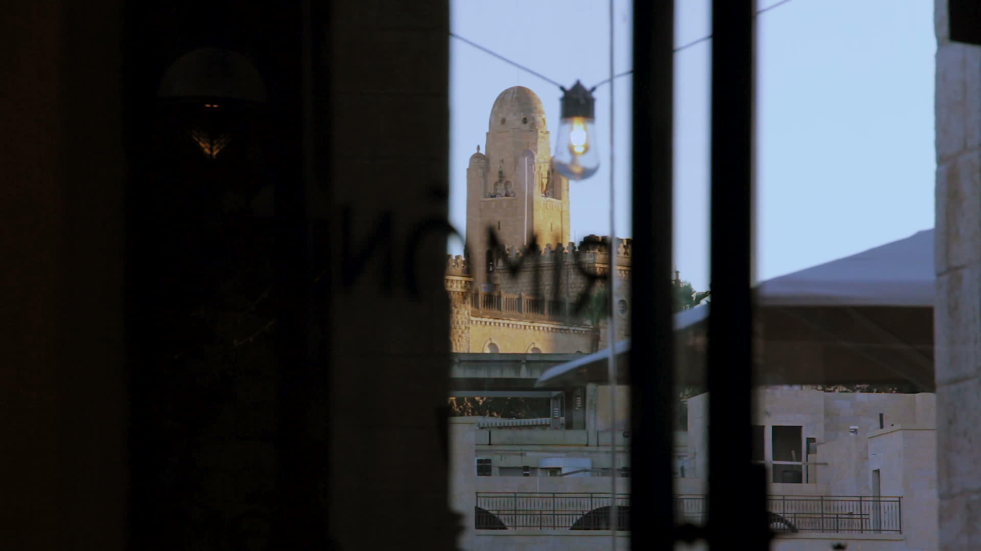 通过一扇窗户在耶鲁沙兰的旧教堂视频的预览图