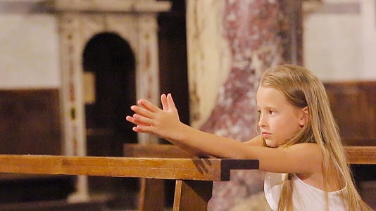 可爱的小女孩在教堂里唱歌视频的预览图