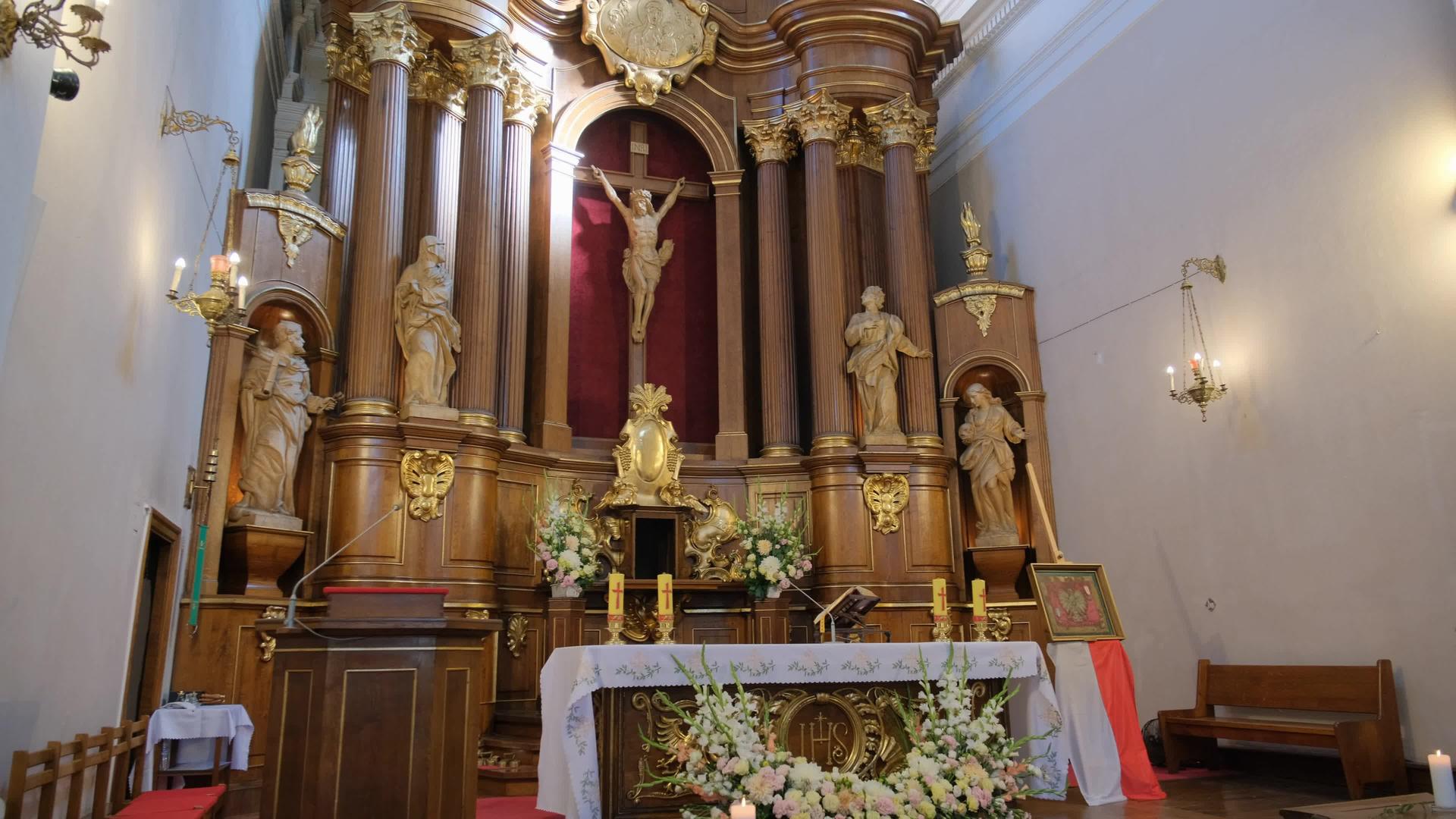 基督教教堂中间的基督教雕像视频的预览图