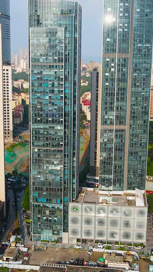 航空摄影沿海经济发展的高楼大厦视频的预览图