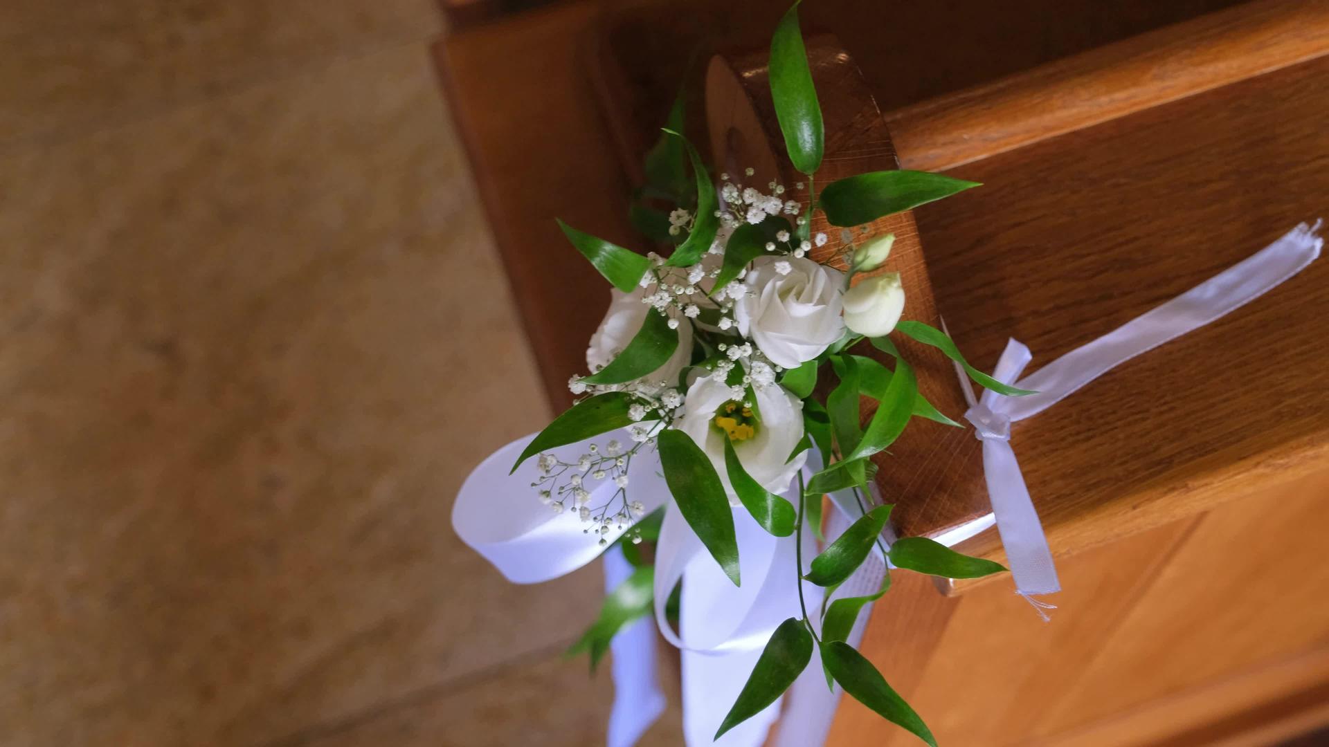花装饰在教堂的木凳上视频的预览图