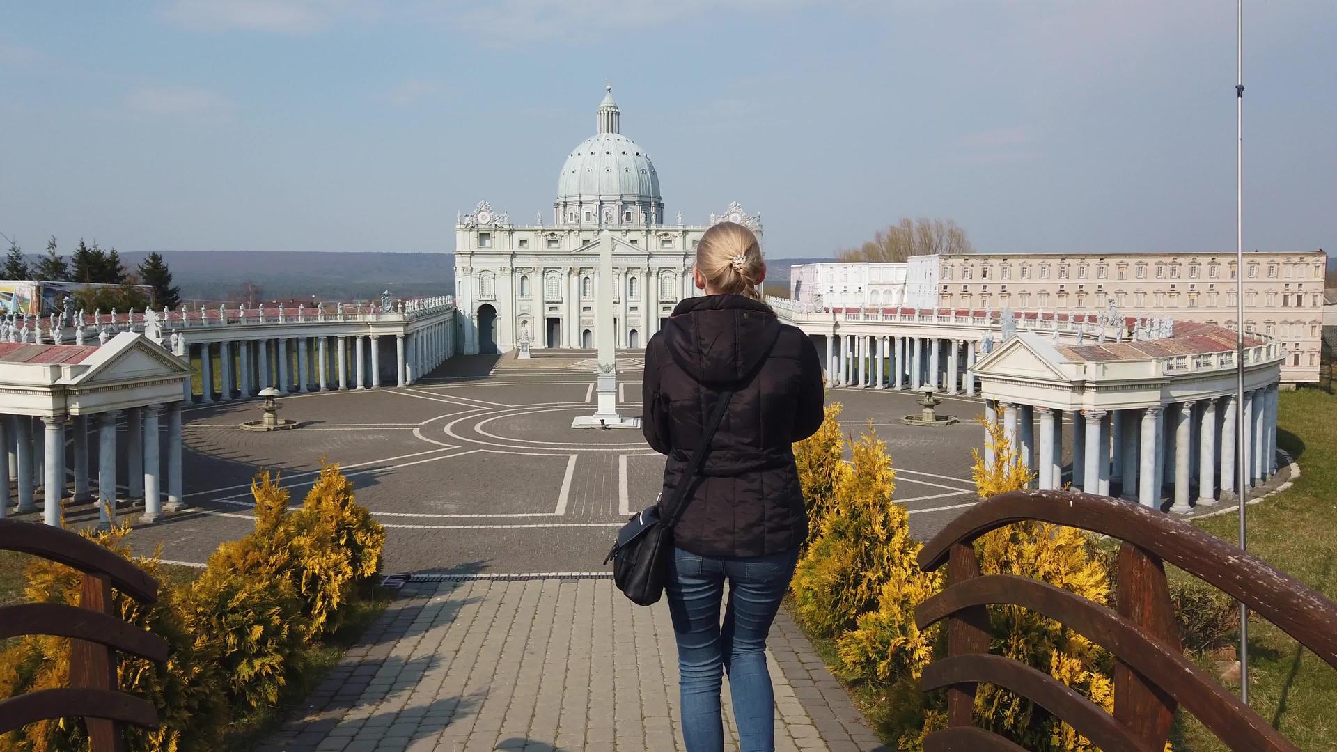 女性在迷你模型附近行走的照片Basilica视频的预览图