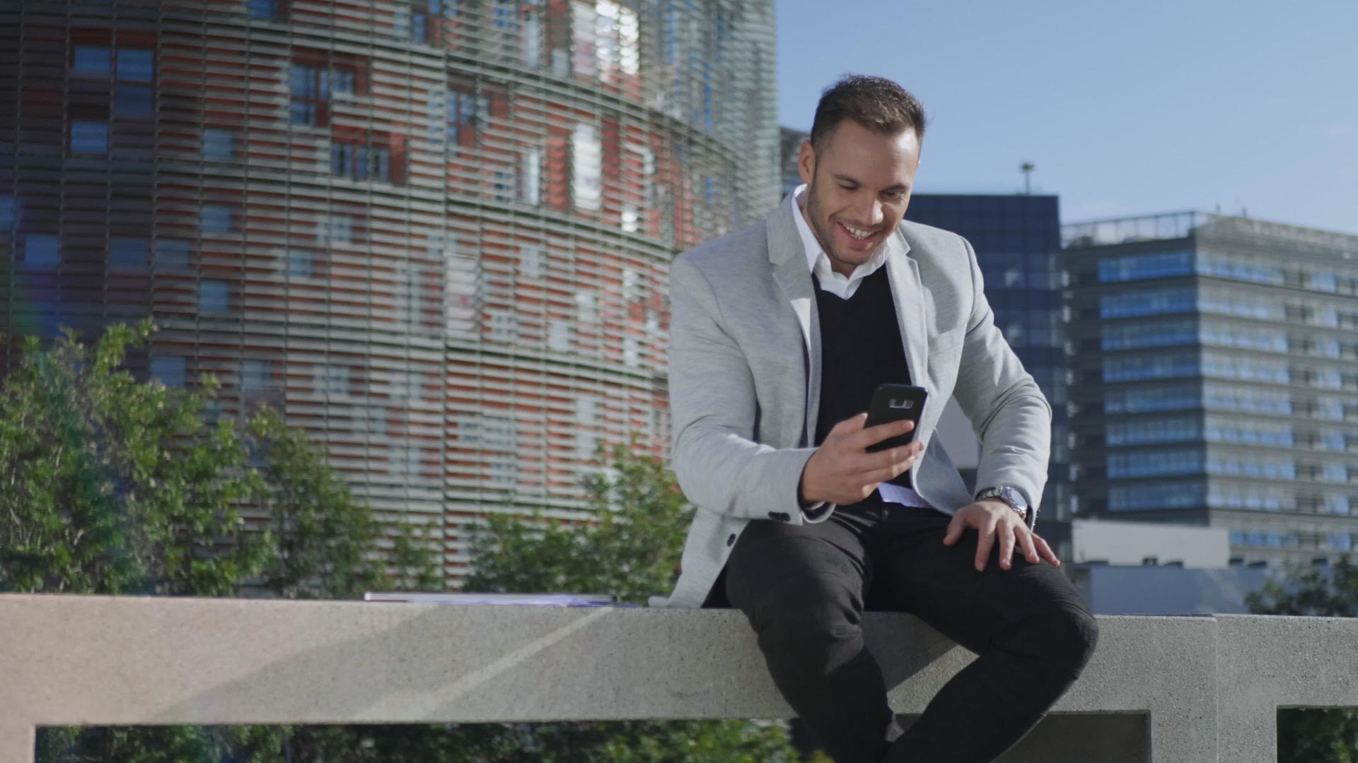 商务人士在街上用智能手机视频聊天视频的预览图