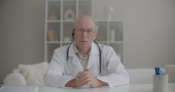 医学教授肖像画在诊所的办公室举行了一个在线研讨会年长的男子视频的预览图