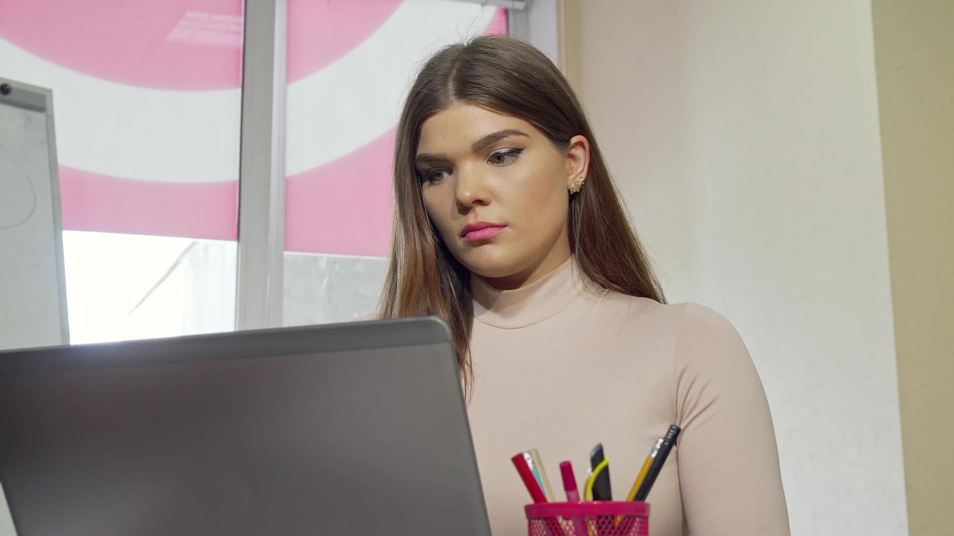 在用笔记本电脑工作时有魅力的女学生在疲惫的心里工作视频的预览图