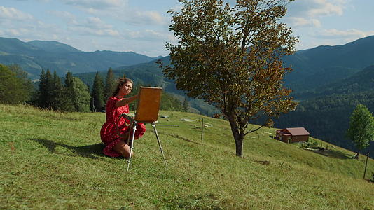 姑娘们在荒野里画画视频的预览图