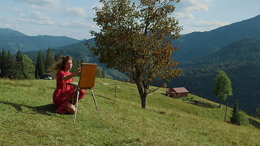 有创意的女人在山上画画视频的预览图