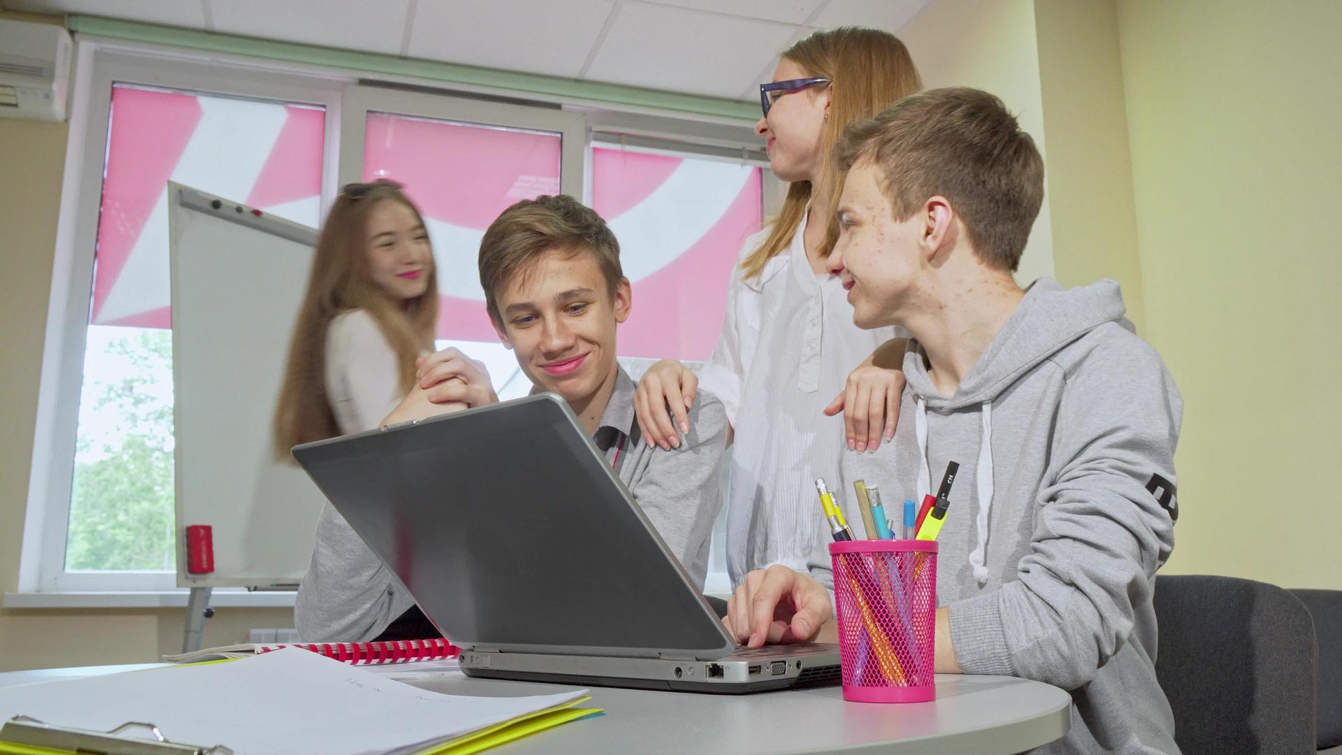 青年学生小组共同使用笔记本电脑视频的预览图