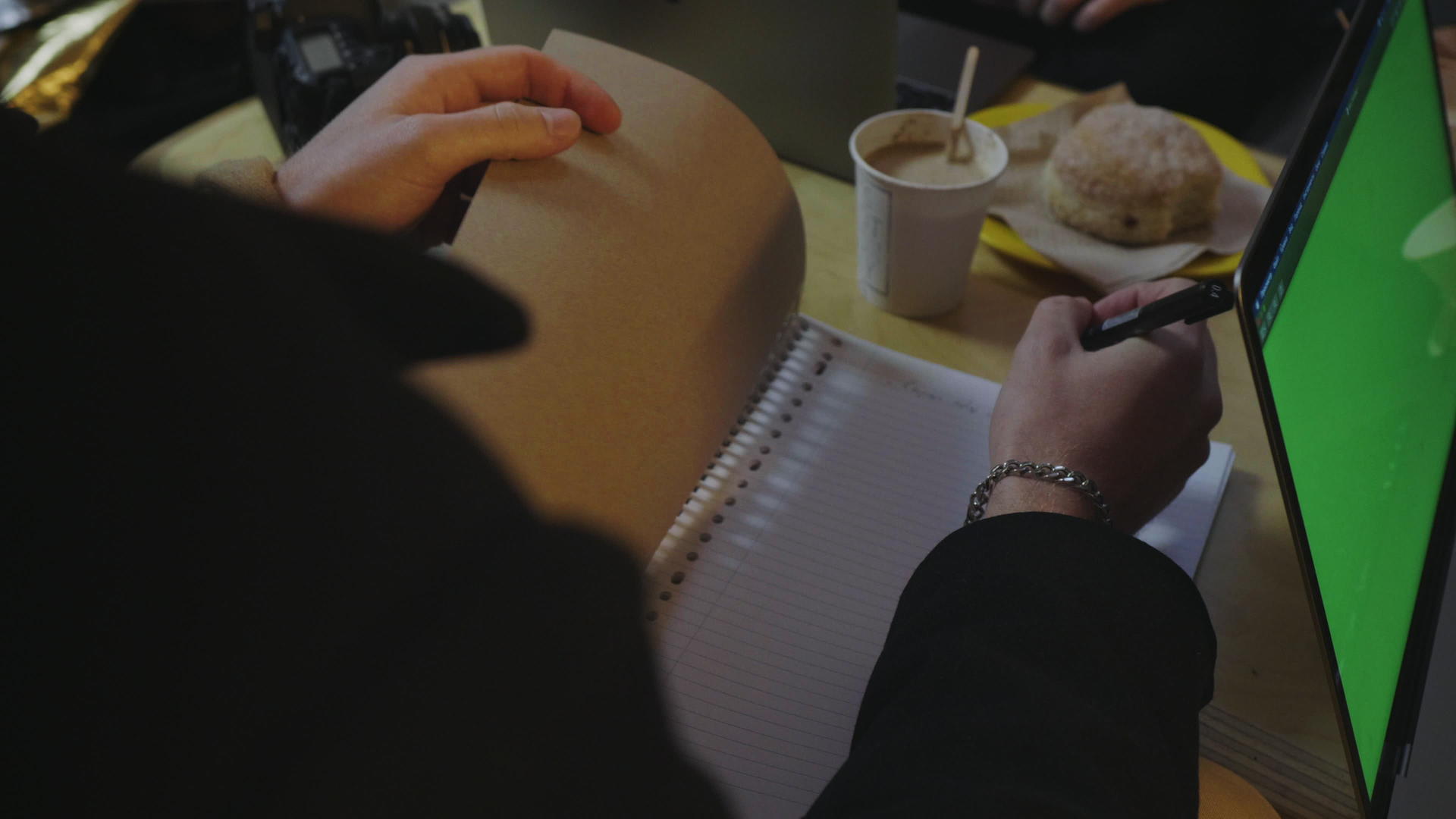 商人在咖啡馆的笔记本上做笔记视频的预览图