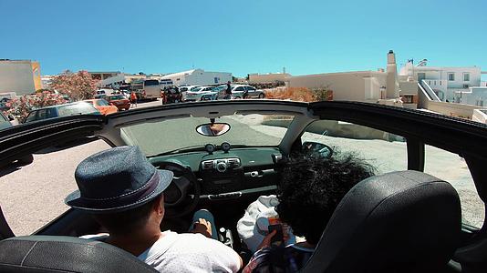 快乐情侣在桑托里尼岛乡间公路上开车视频的预览图