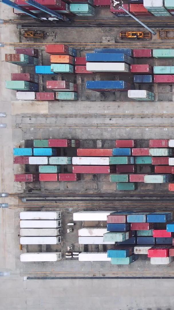 航拍拍摄城市景观湖北阳逻港口密集集装箱货物工业材料密集视频的预览图