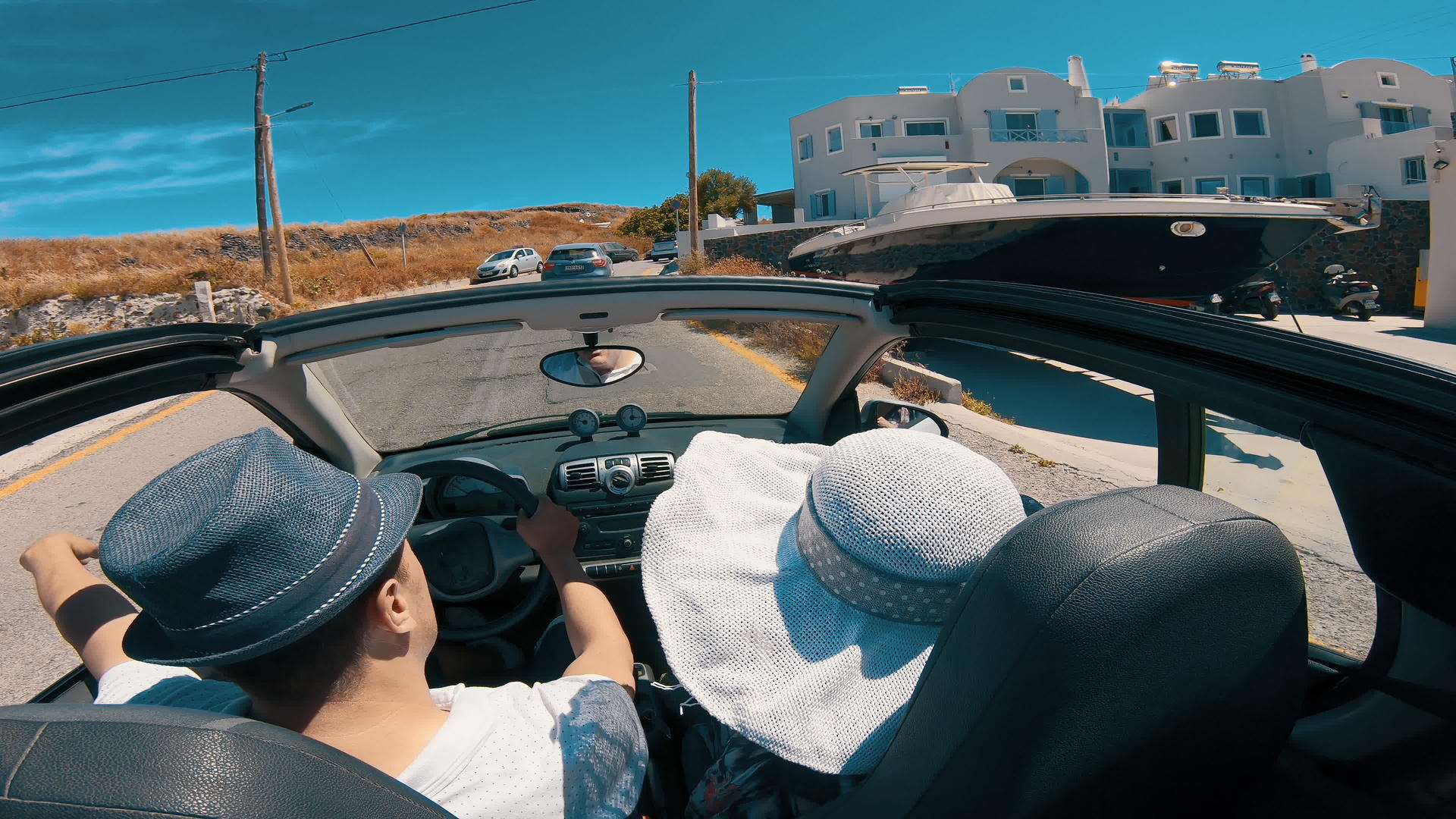 一对夫妇在桑托里尼希腊开着一辆敞篷车视频的预览图