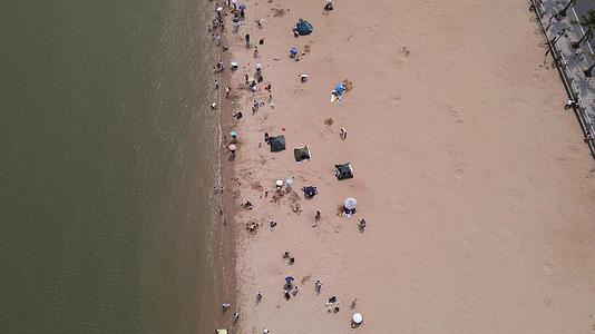 航拍夏日海边沙滩游玩人群视频的预览图