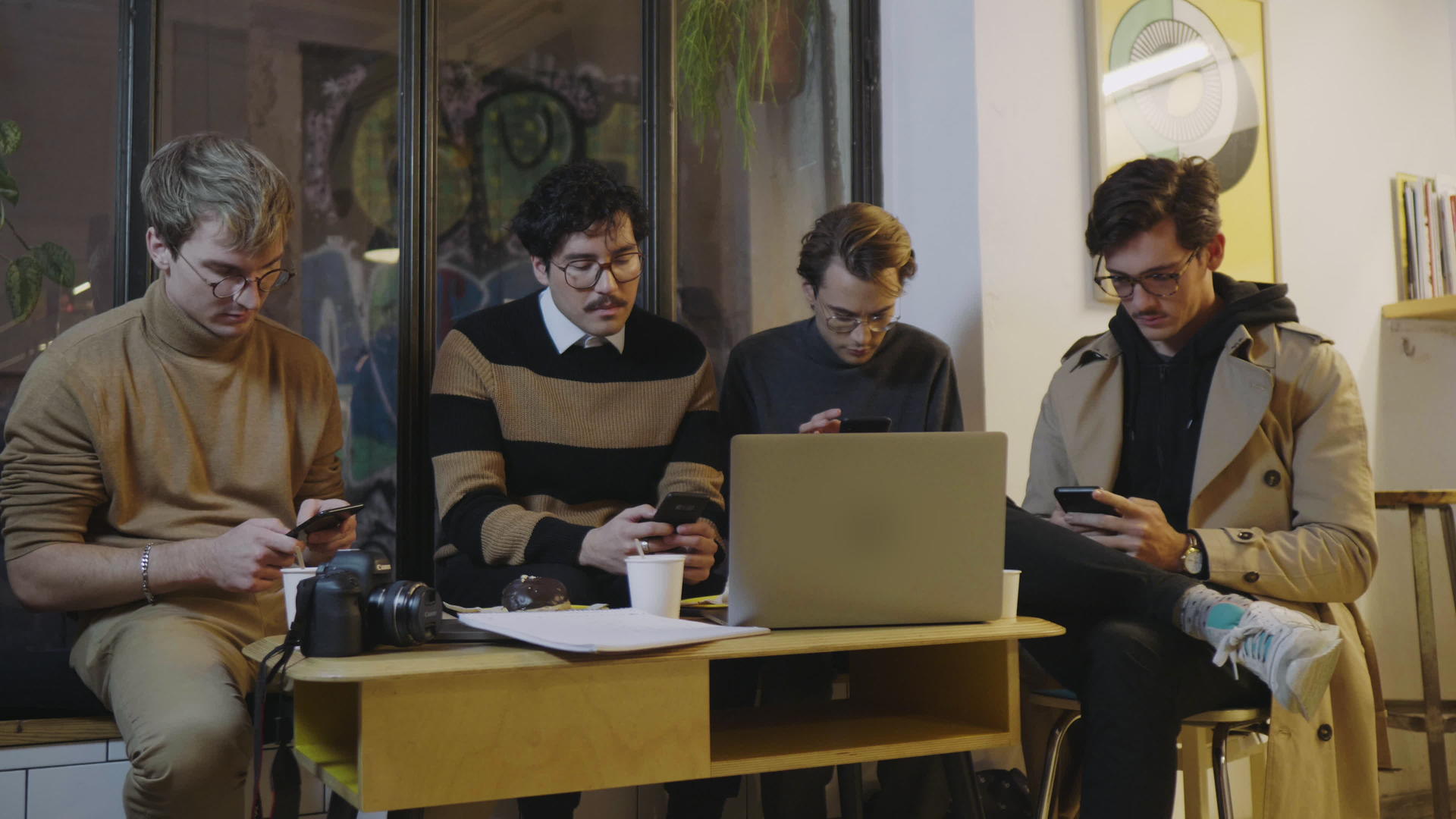 会议期间咖啡馆的工作人员用智能手机休息视频的预览图