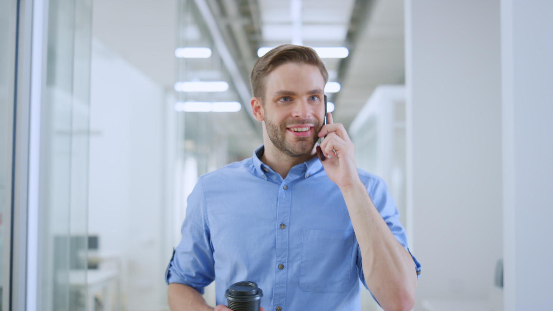 快乐的男人在办公室打电话视频的预览图