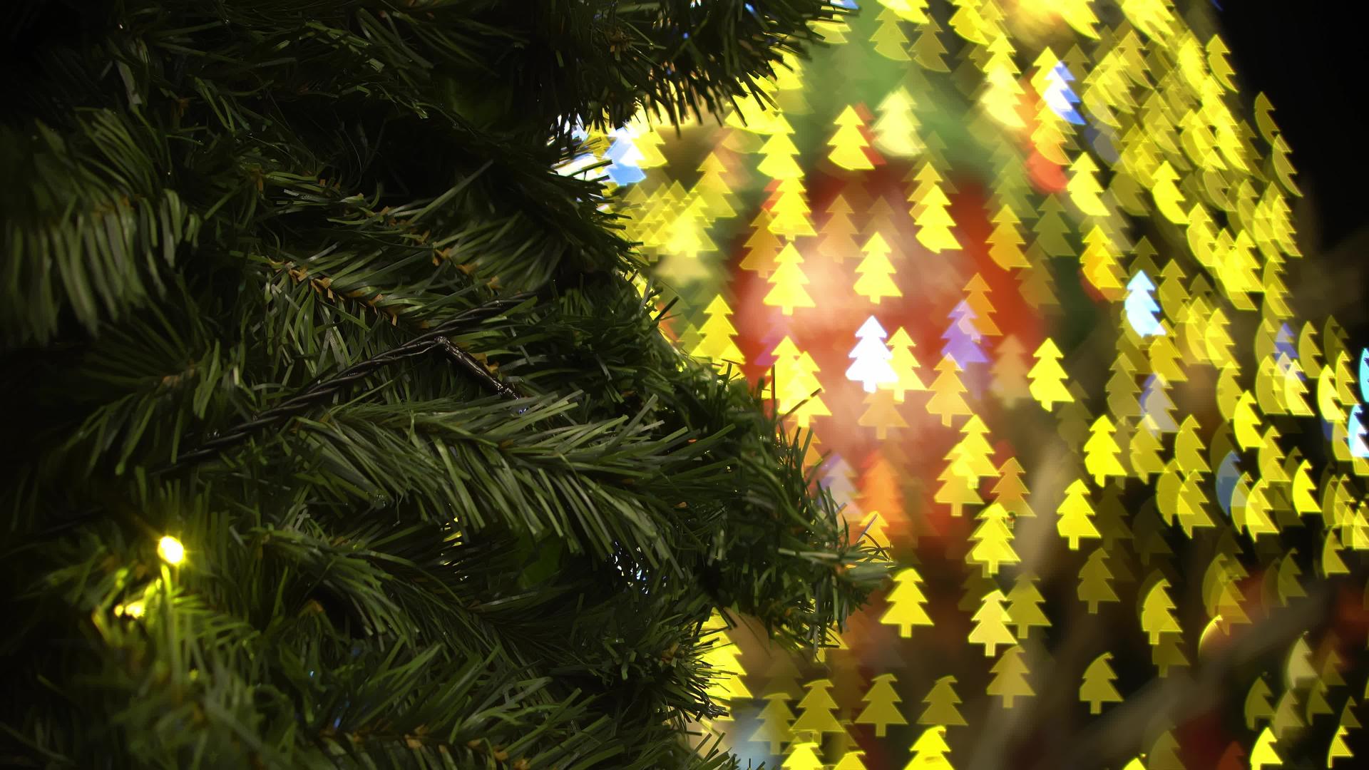 人造圣诞树有五颜六色的丁基光视频的预览图