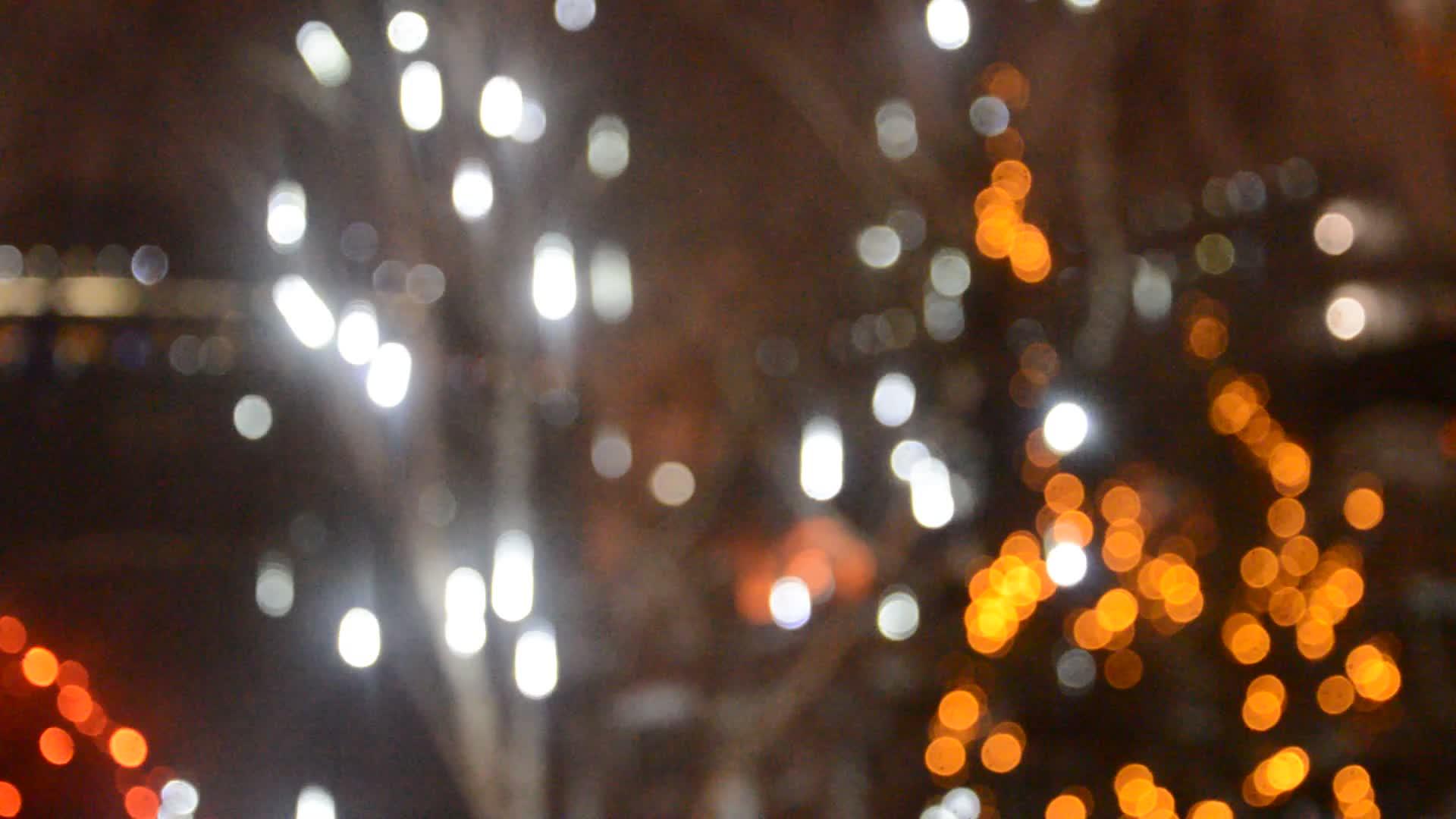 新年模糊的长发在夜间发光视频的预览图