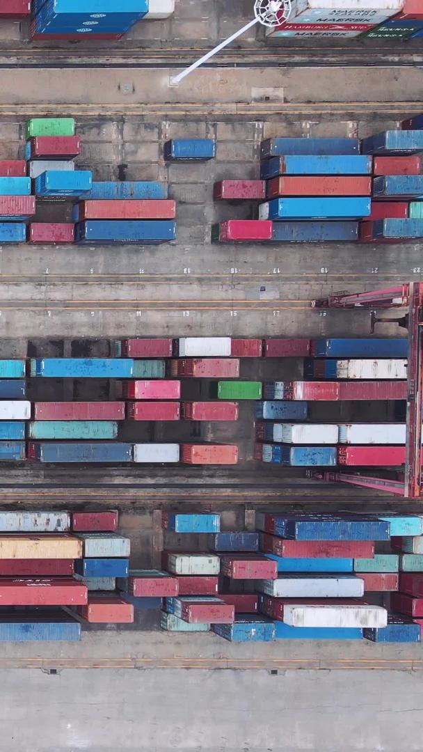 航拍拍摄城市景观湖北阳逻港口密集集装箱货物工业材料密集视频的预览图