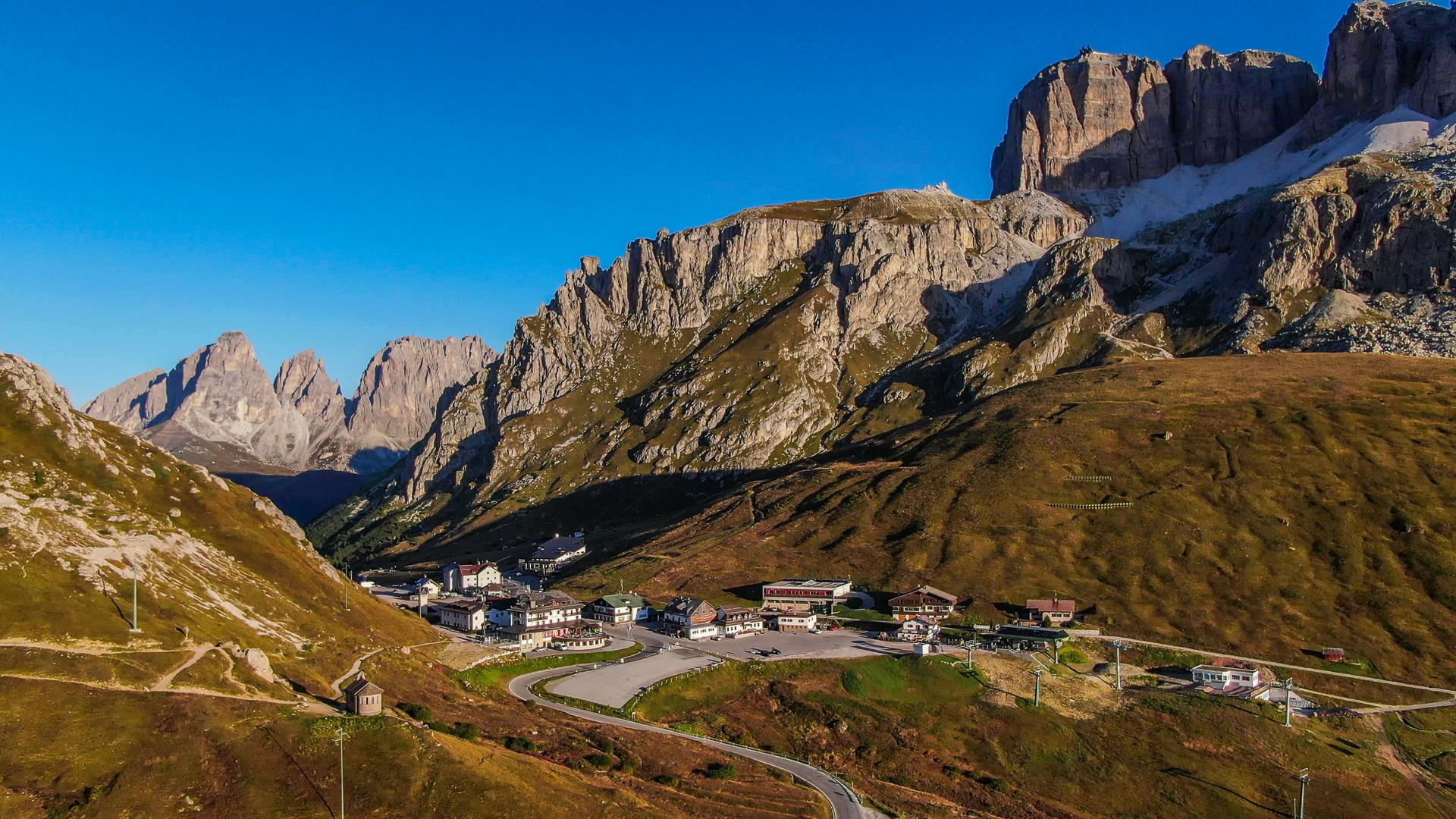 无人机航拍欧洲意大利多洛米蒂山区阿尔卑斯山脉自然风光视频的预览图