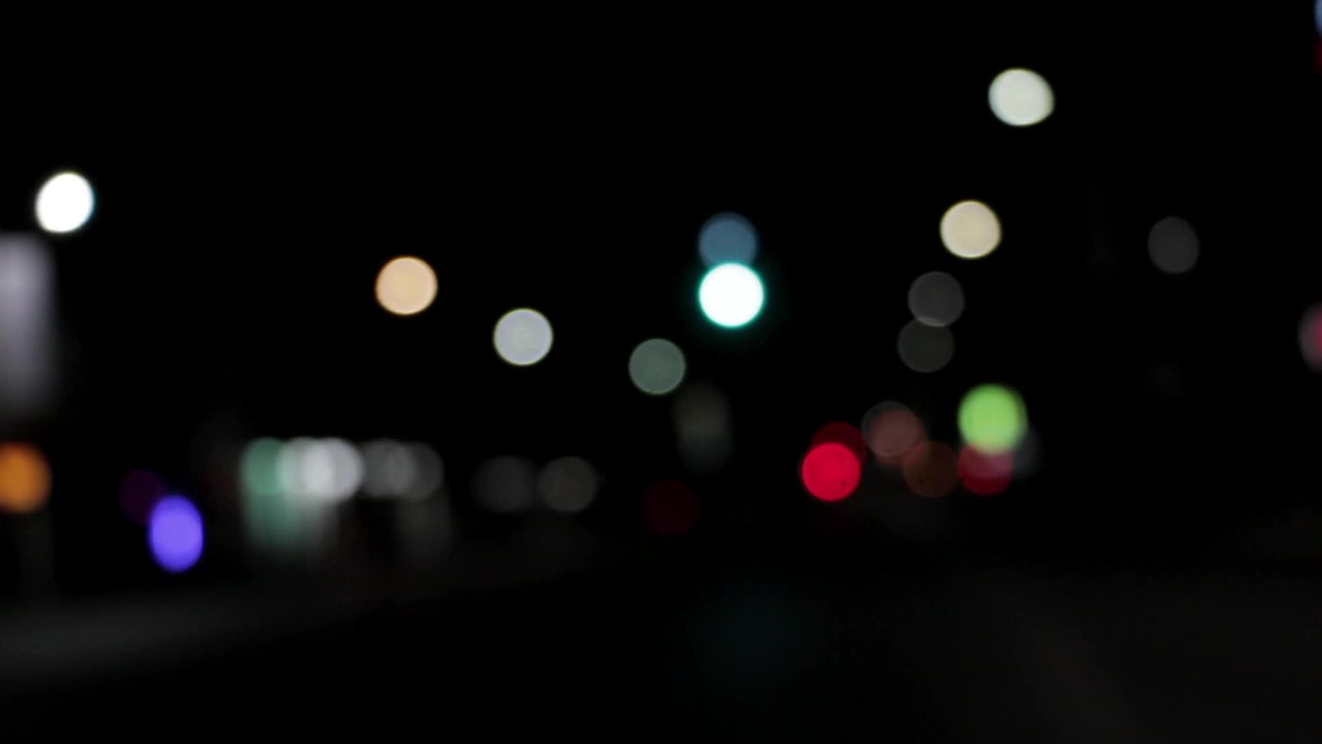 当城市街道交通堵塞时前灯照亮圆形多色bokoh视频的预览图