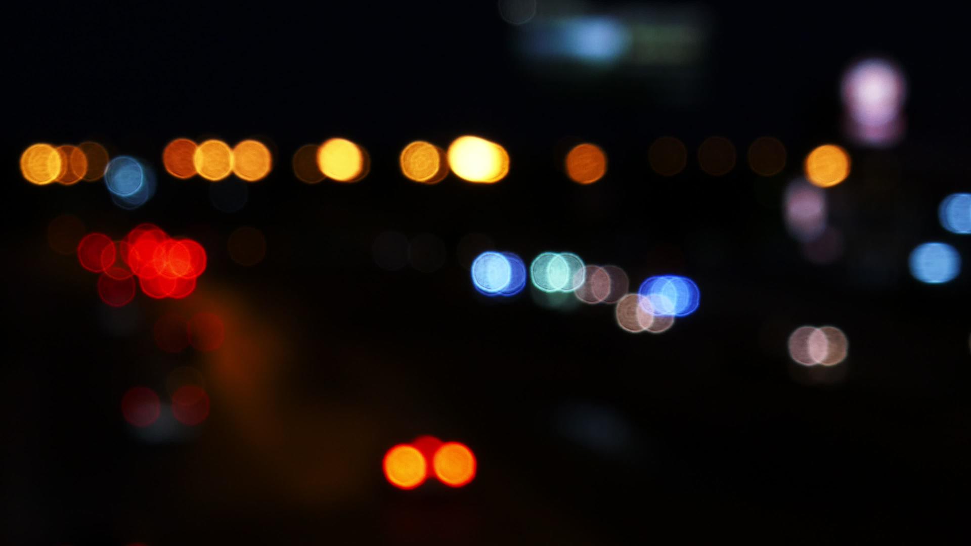 城市背景模糊夜间交通在街道上行驶汽车灯光下移动bokeh视频的预览图