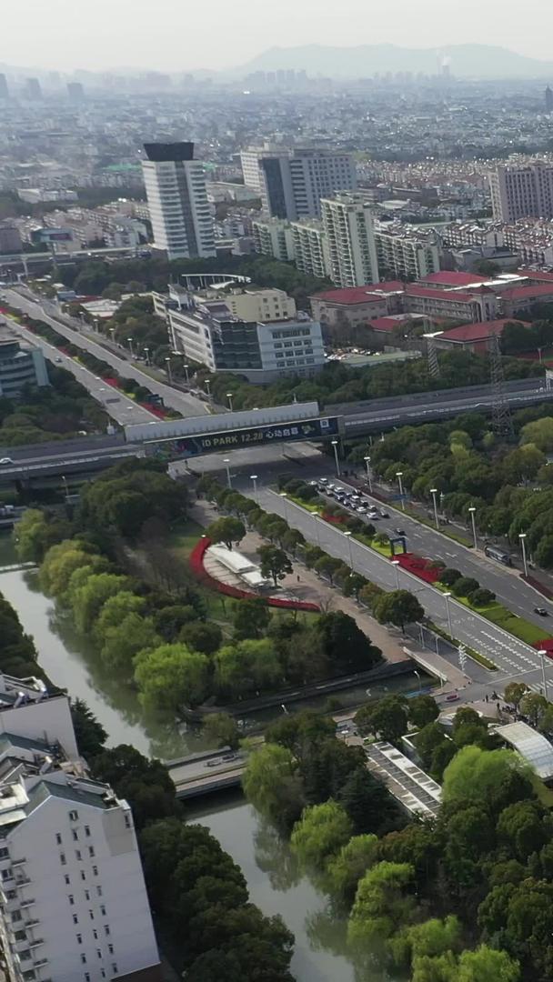 航拍城市高架交通流量视频的预览图