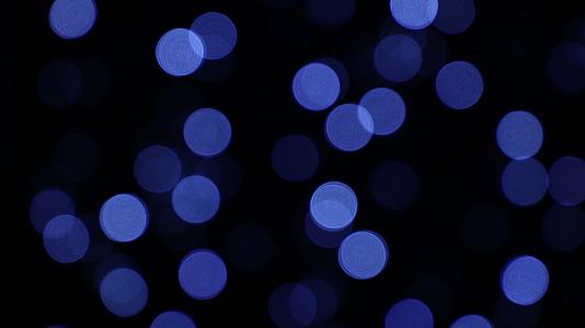 蓝色的节日灯在黑暗的背景上闪耀视频的预览图