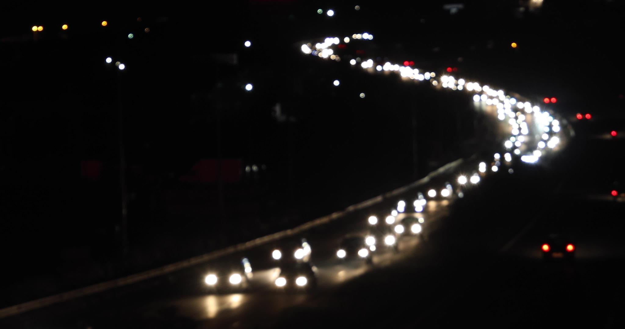 晚上路边交通模糊bokeh视频的预览图