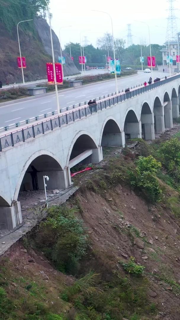 航拍高架桥公路施工现场钢管架工人铺路施工视频的预览图