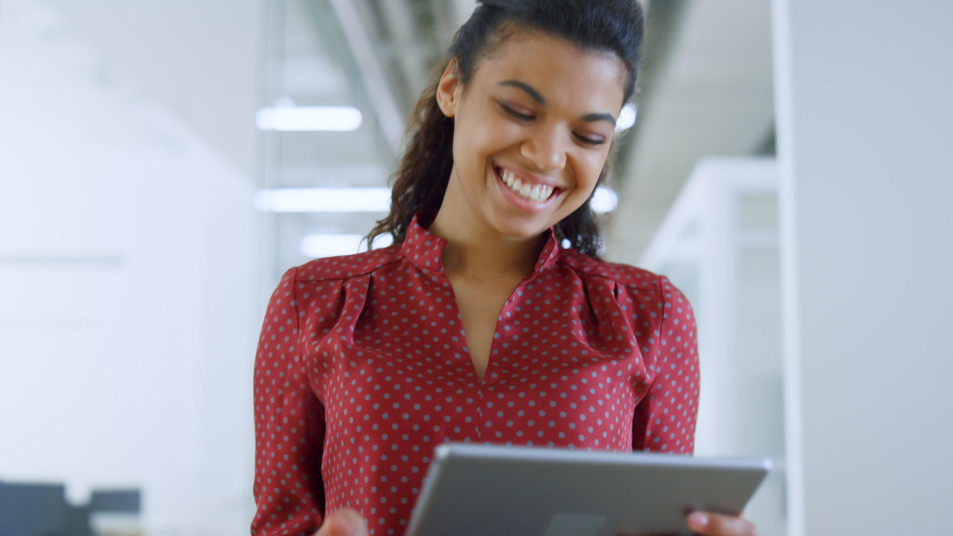 成功的女性白领在办公室看到平板电脑视频的预览图