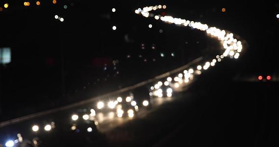 晚上路边交通视频的预览图