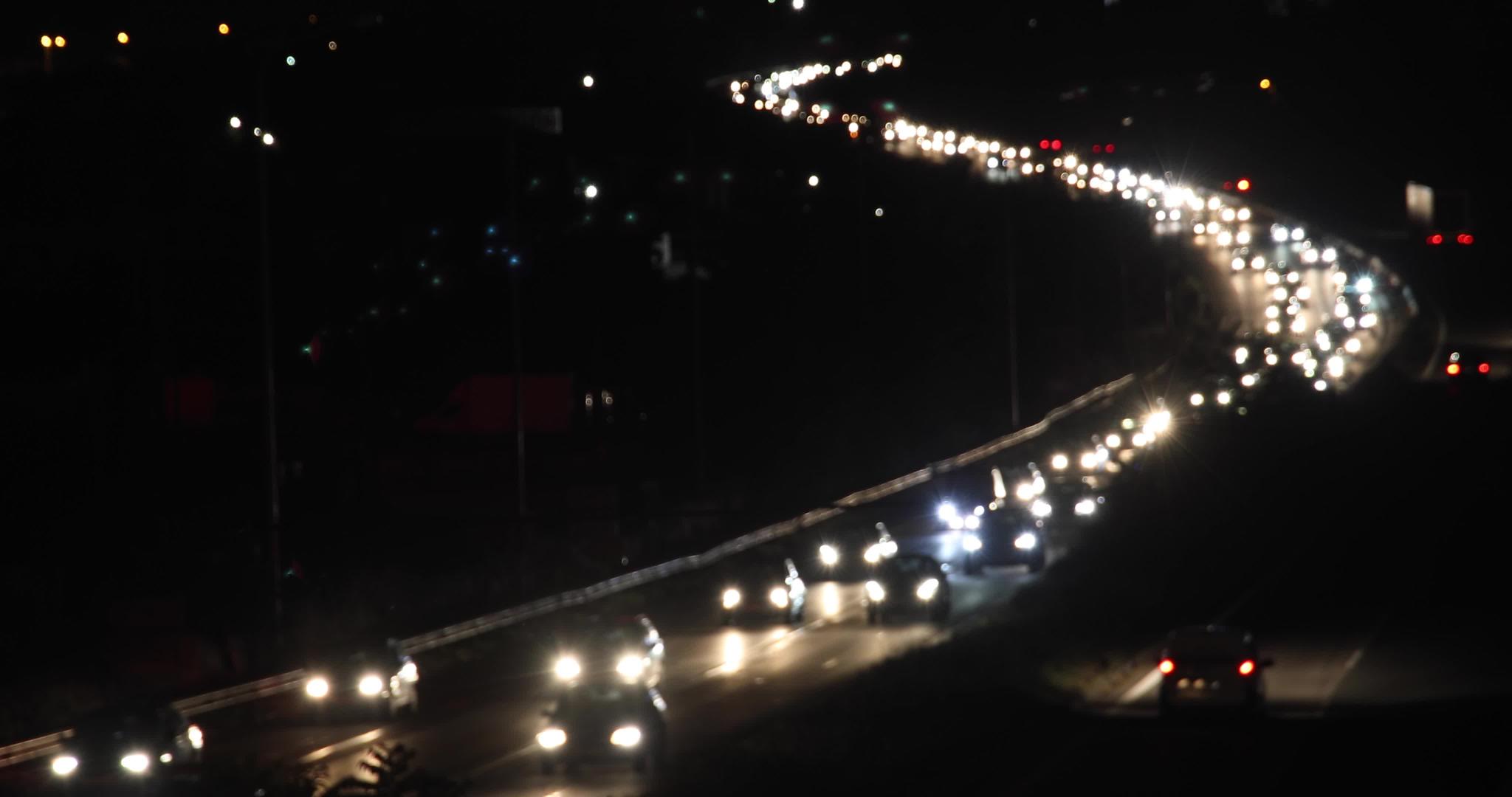 晚上路边交通视频的预览图