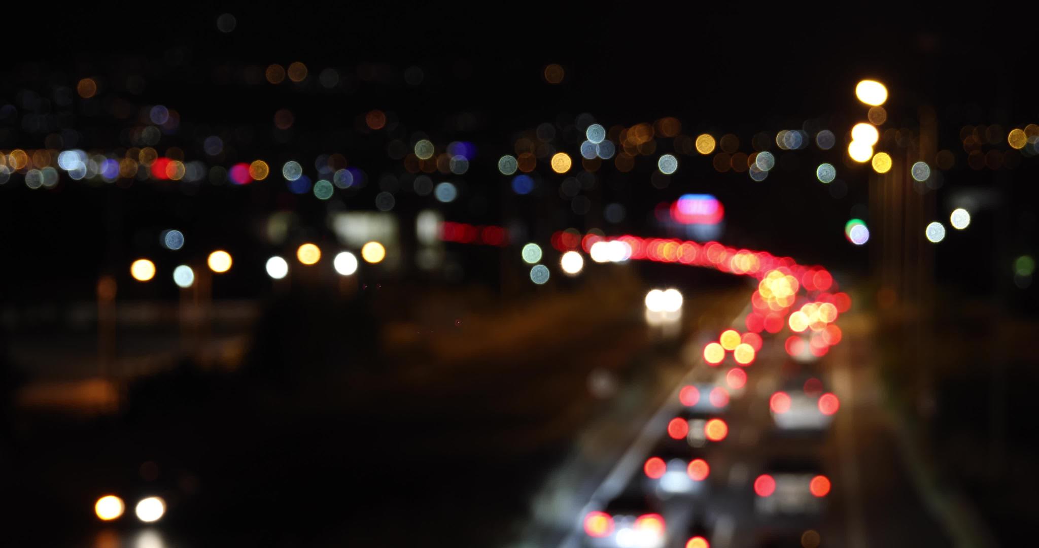 晚上路边交通模糊bokeh视频的预览图