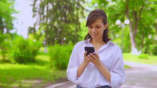 年轻的商业女性在线阅读智能手机书籍视频的预览图