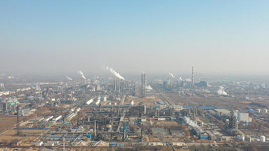 航拍石油化工厂污染企业视频的预览图