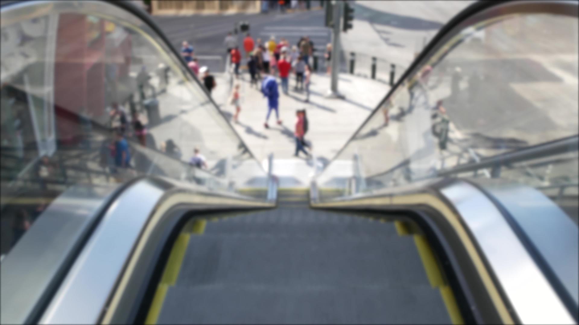 在美国拉斯维加斯大道的道路交叉口通过自动扶梯的透视图视频的预览图