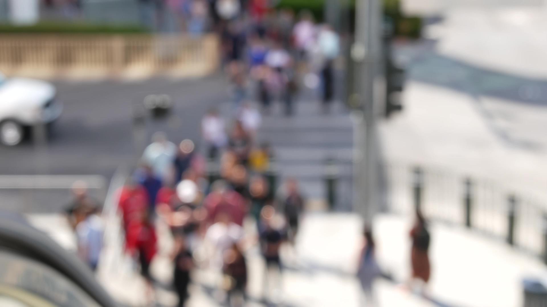 美国拉斯维加斯大道路交叉口的人群视频的预览图