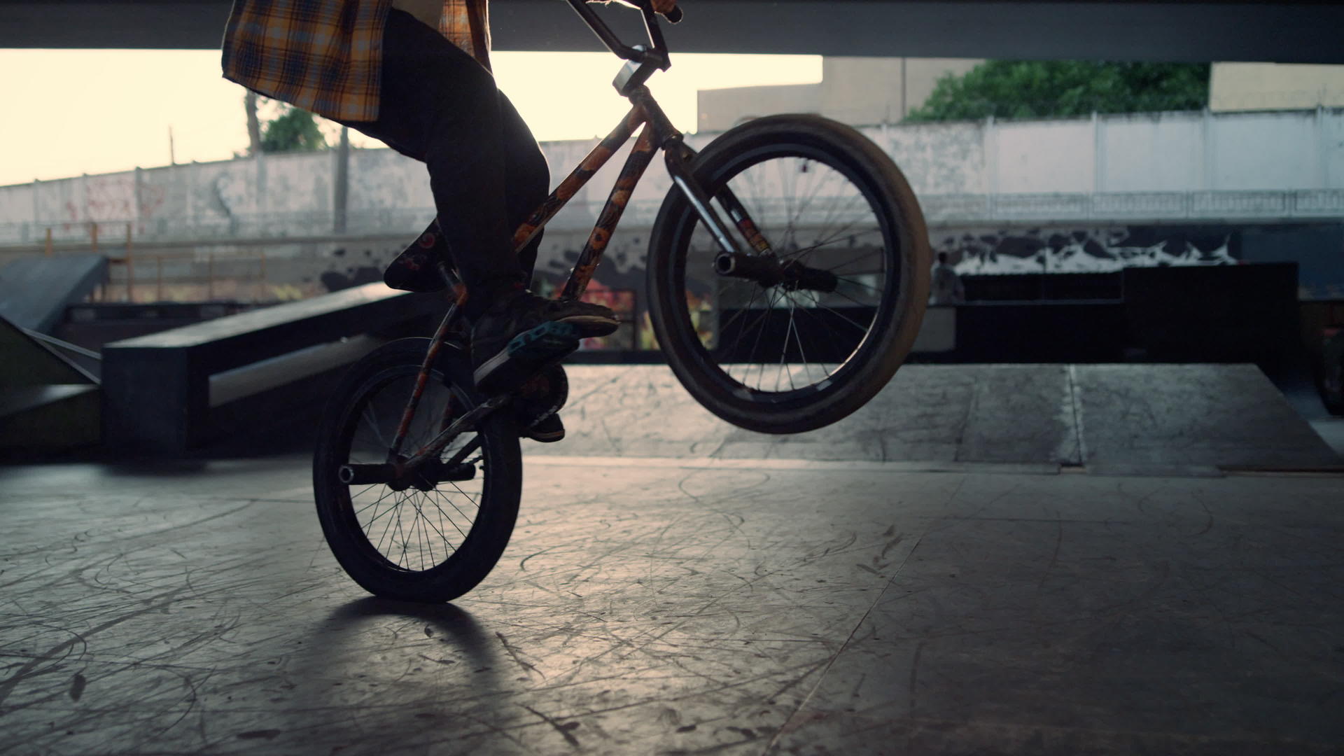 主动骑自行车的人在户外骑自行车视频的预览图