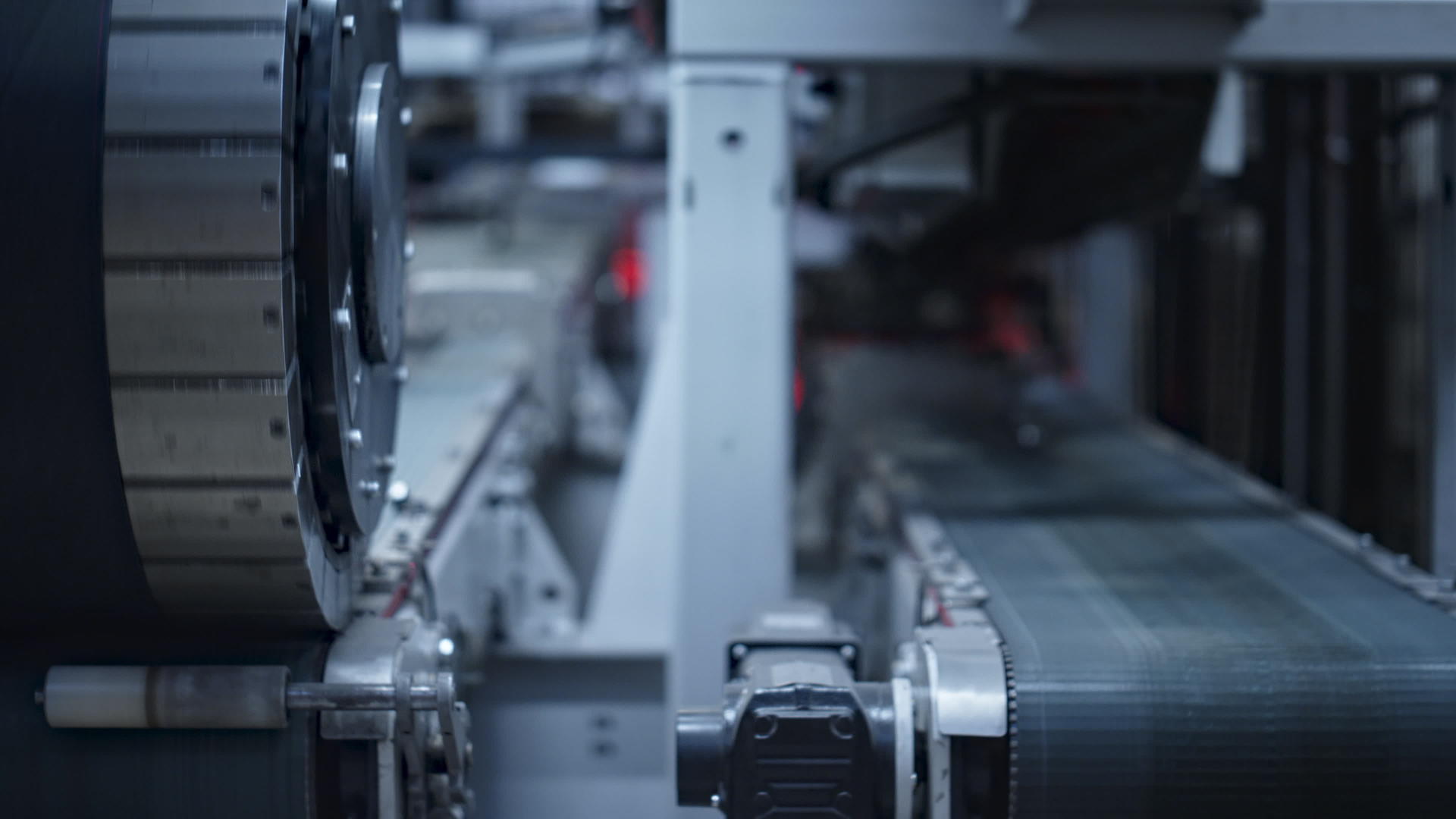 工厂带旋转橡胶带机的汽车轮胎生产输送线视频的预览图