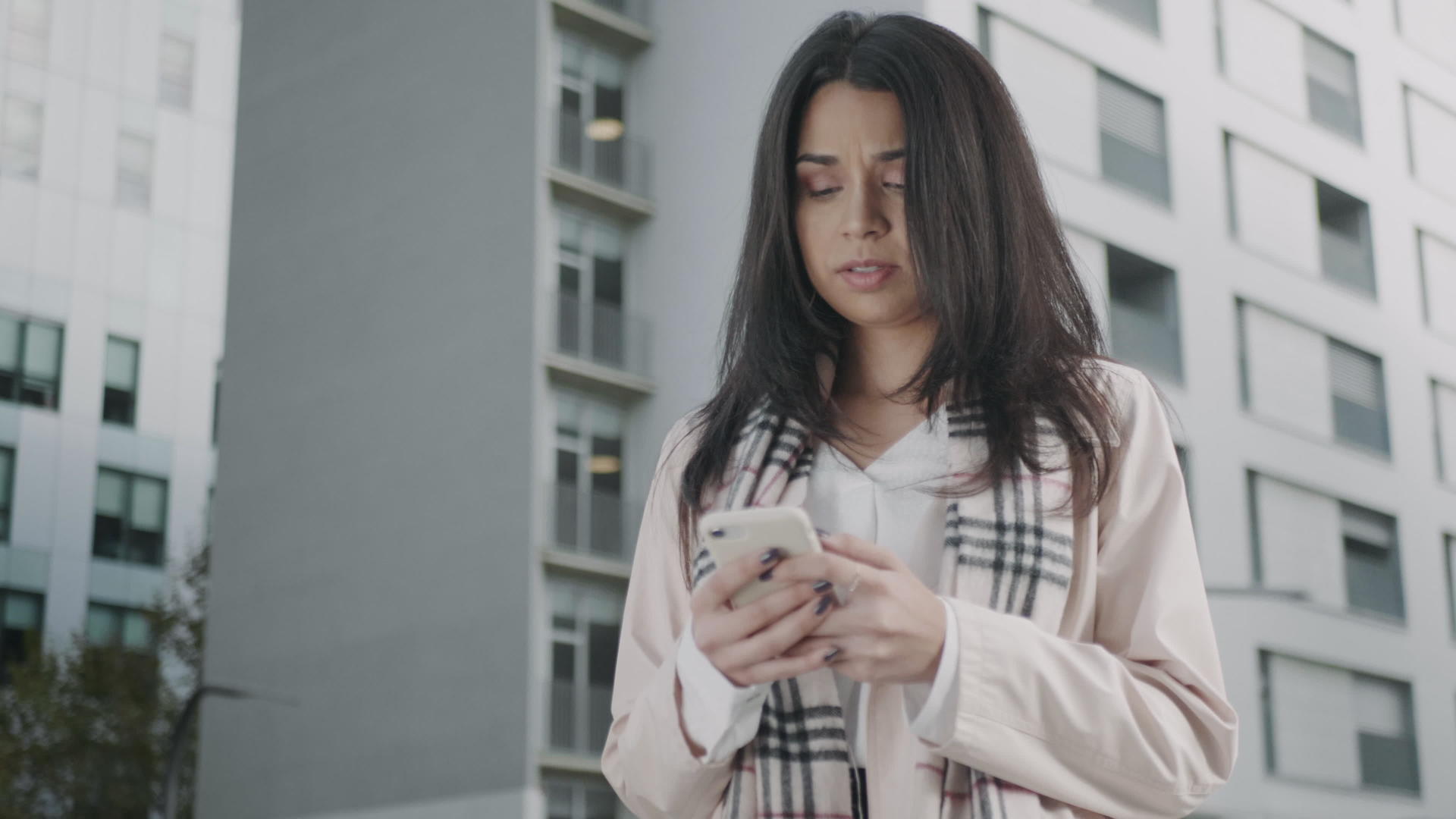 女商人在街上用智能手机发短信视频的预览图