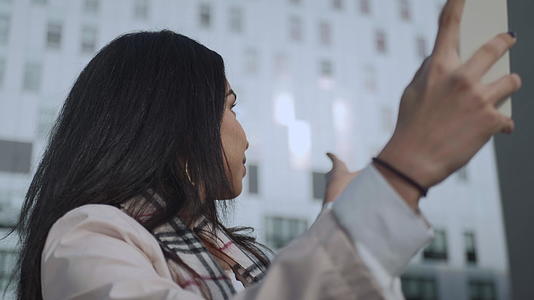 商业女性在智能手机上进行视频聊天视频的预览图