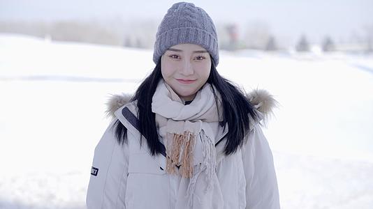 4k冬季雪景美女微笑温暖形象视频的预览图
