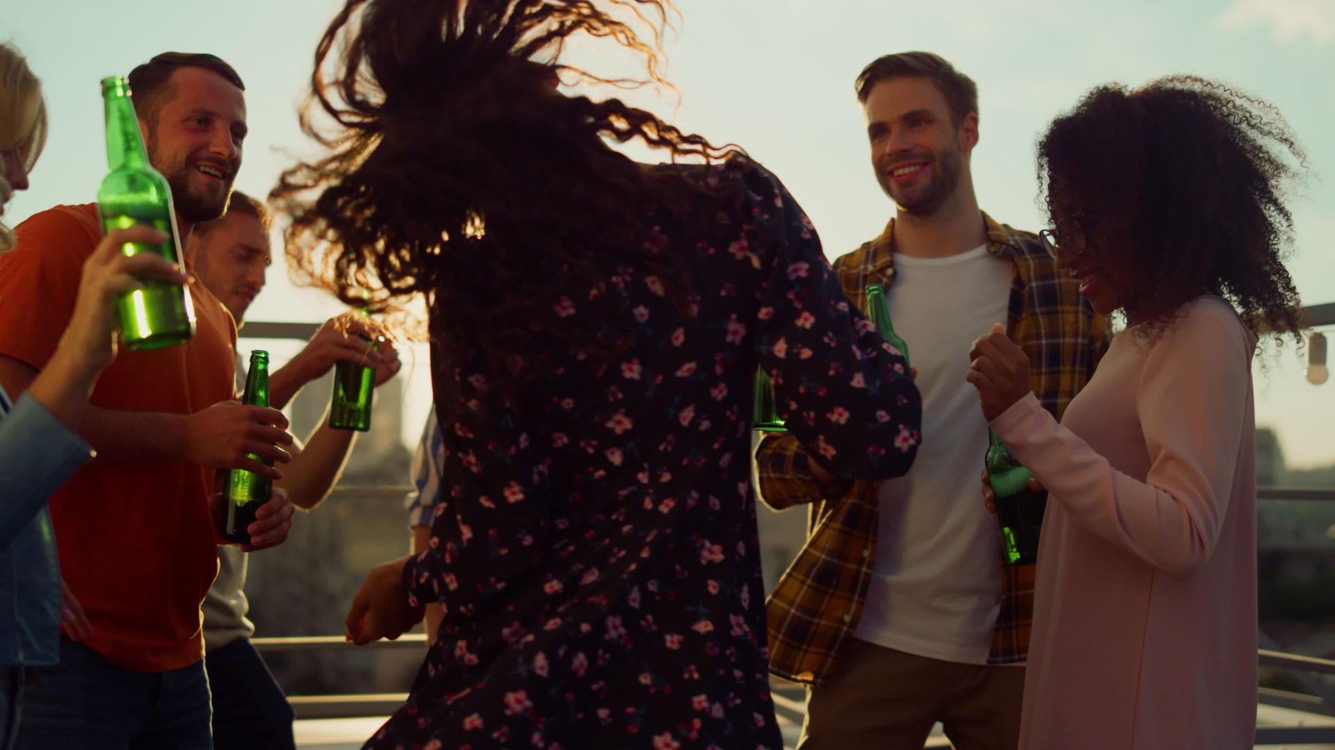 多种族的朋友享受户外啤酒派对和跳舞视频的预览图