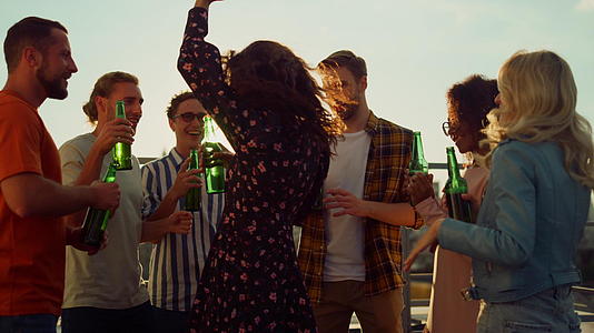 许多民族朋友在日落派对上和朋友一起喝啤酒跳舞视频的预览图