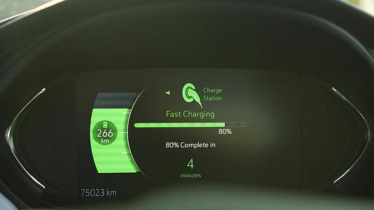 在电站快速直流充电期间绿色能源汽车的电动汽车仪表板视图视频的预览图