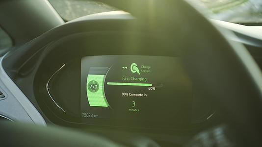 电动汽车仪表板视图绿色停在电站快速直流充电期间视频的预览图
