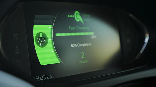 电动汽车仪表板视图绿色能源停在充电站快速充电期间视频的预览图